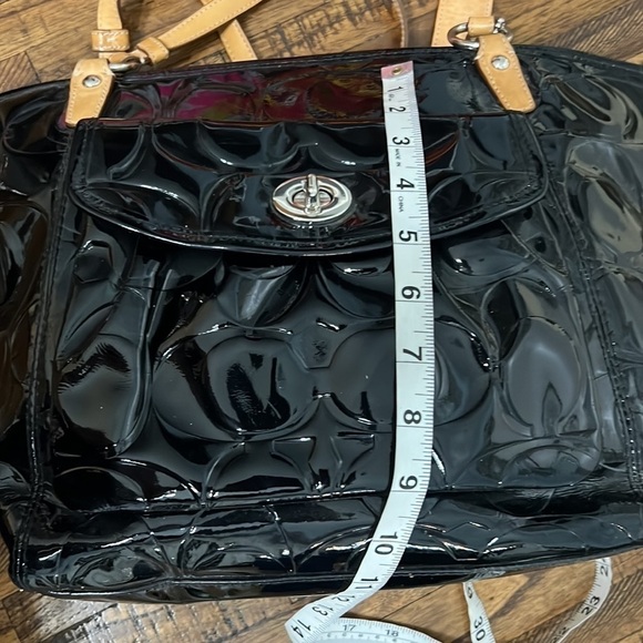 Coach Embossed C Patent Leather
Black Tote Bag Shoulder bag zip closure - Picture 16 of 16